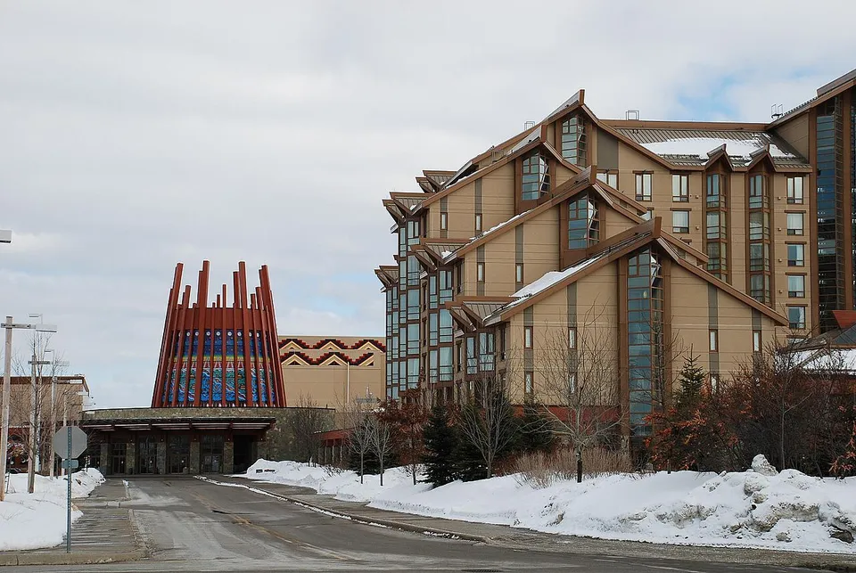 The lodge-style hotel tower of Casino Rama beside the casino entrance, in winter 2008.
